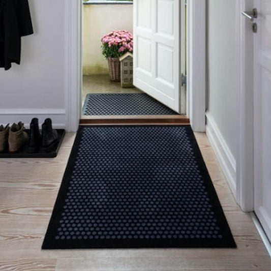 Tica Copenhagen "Dot" dørmatte, 90 x 130 cm. Svart/grå.