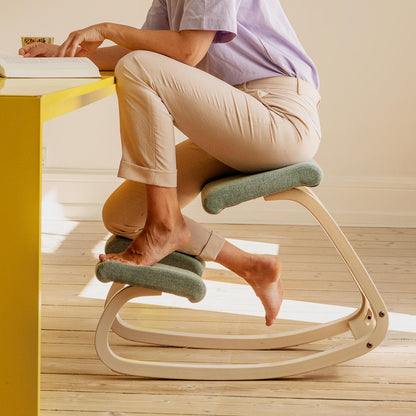 Varier Variable knestol i Vidar ullstoff og brun ask. Bestillingsvare.