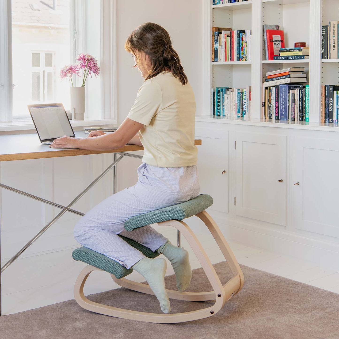 Varier Variable knestol i Vidar ullstoff og brun ask. Bestillingsvare.