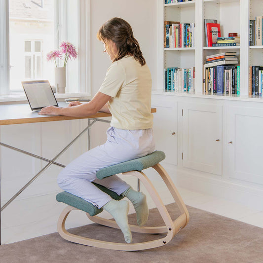 Varier Variable knestol i Re-Wool ullstoff og brun ask. Bestillingsvare.