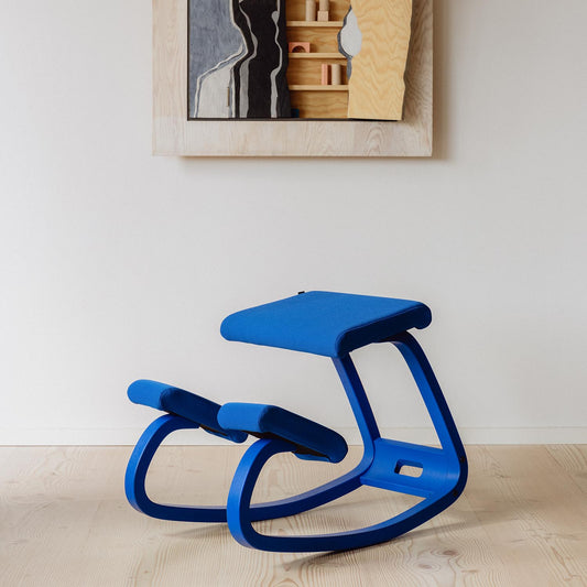 Varier Variable monokrom knestol i Marine.