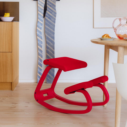 Varier Variable monokrom knestol i Poppy. Bestillingsvare.