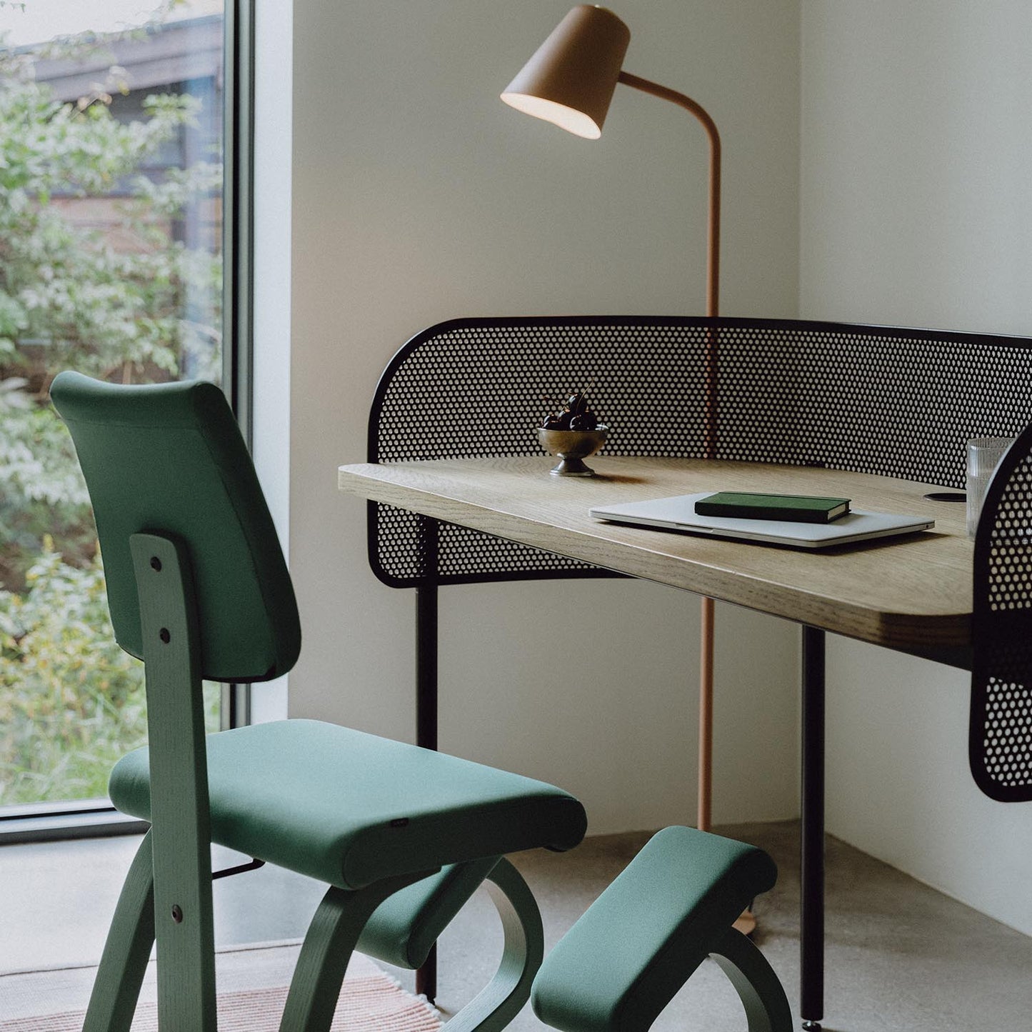 Varier Variable Plus monokrom knestol i Grotto. Bestillingsvare.