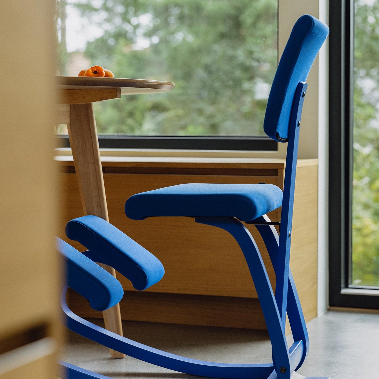 Varier Variable Plus monokrom knestol i Marine. Bestillingsvare.