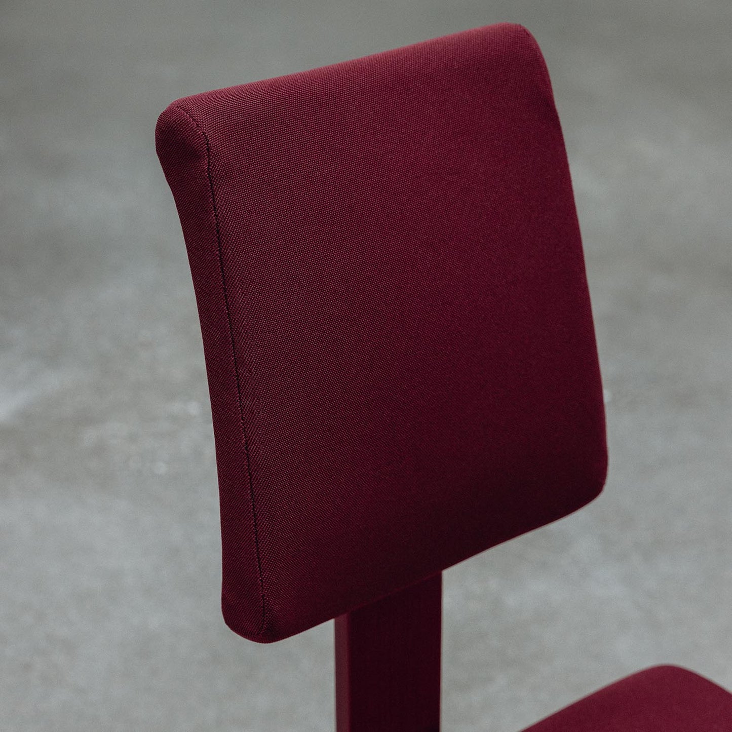 Varier Variable Plus monokrom knestol i Plum. Bestillingsvare.