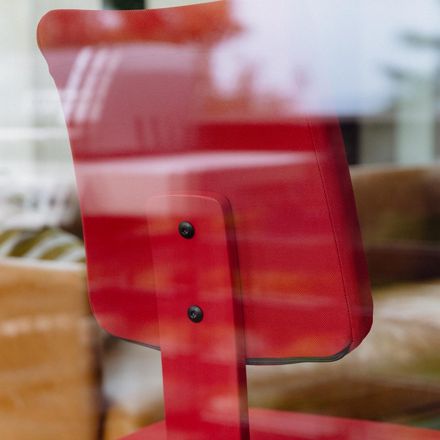 Varier Variable Plus monokrom knestol i Poppy. Må bestilles.