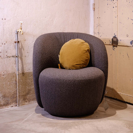 Wendelbo "Ovata" stol i mørkegrått boucle stoff. Utstillingsmodell. Må henters/bringes i Trondheim.