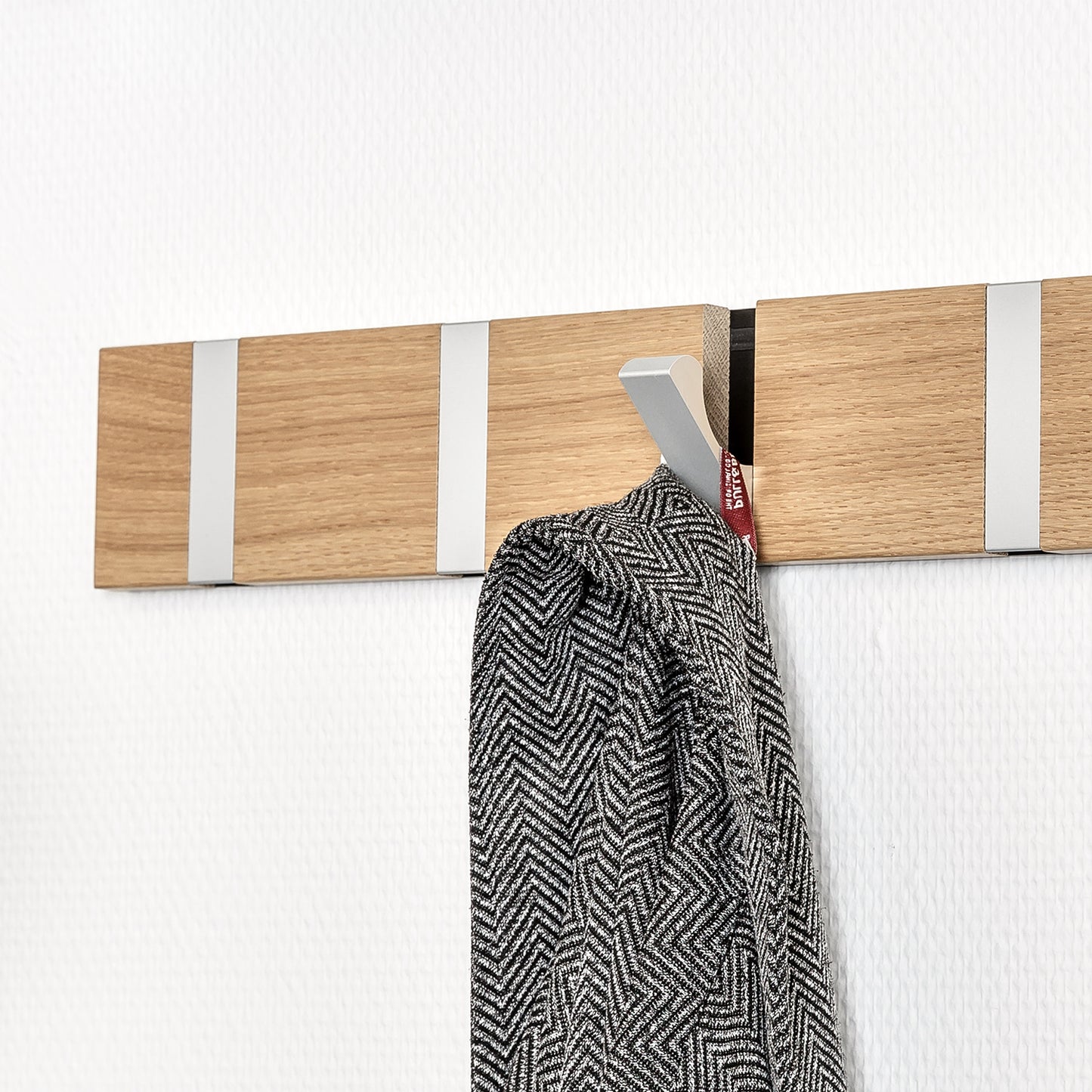 Loca Knax knaggrekke 4 i oljet eik med alu. knagger