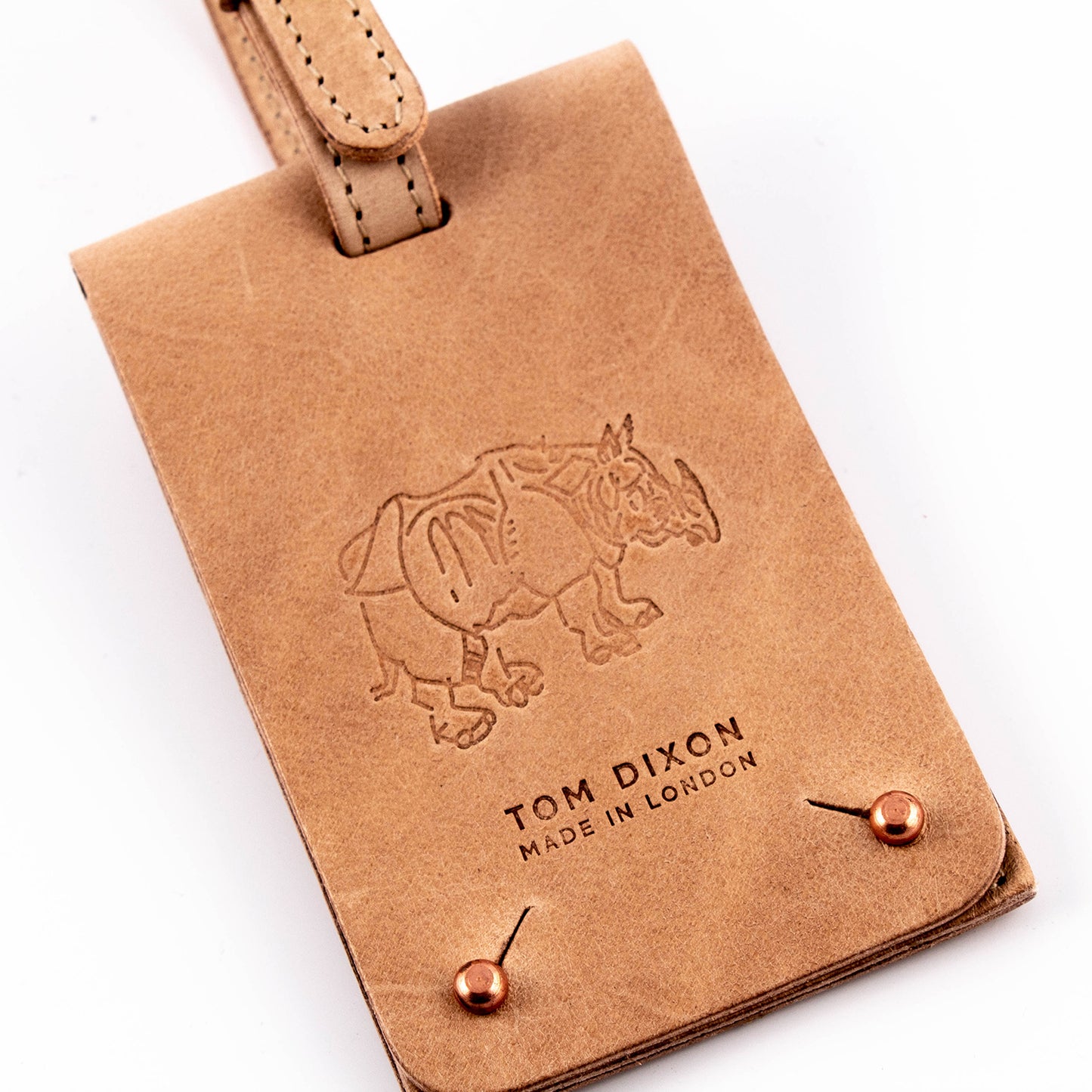 Tom Dixon Travel tag til bagasjen i flere farger.