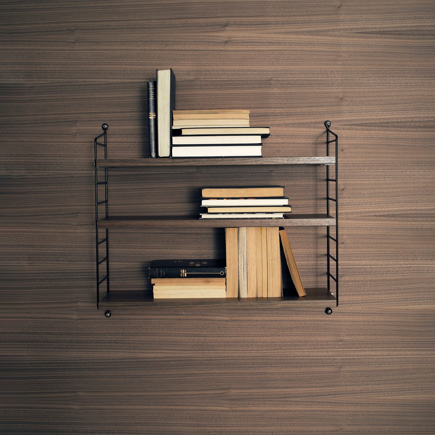 String Pocket hylle i valnøtt og svart. Bestillingsvare.