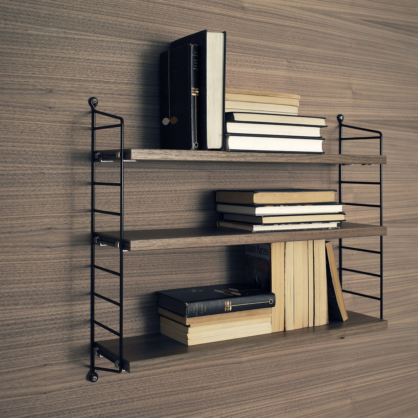 String Pocket hylle i valnøtt og svart. Bestillingsvare.